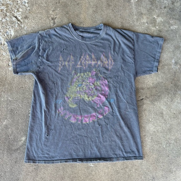 Def Leppard Distressed Graphic T-Shirt Size M/L - Picture 1 of 3
